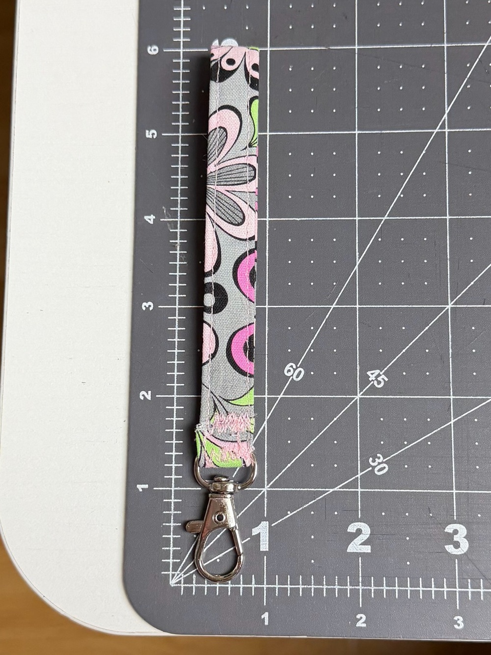 Hand Crafted Wristlet Keychain multi color floral 5 inches - Picture 3 of 3
